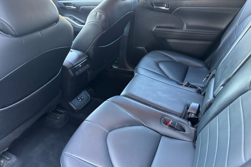 Toyota Highlander Hybrid Vehicle Full-screen Gallery Image 14