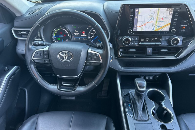 Toyota Highlander Hybrid Vehicle Full-screen Gallery Image 16
