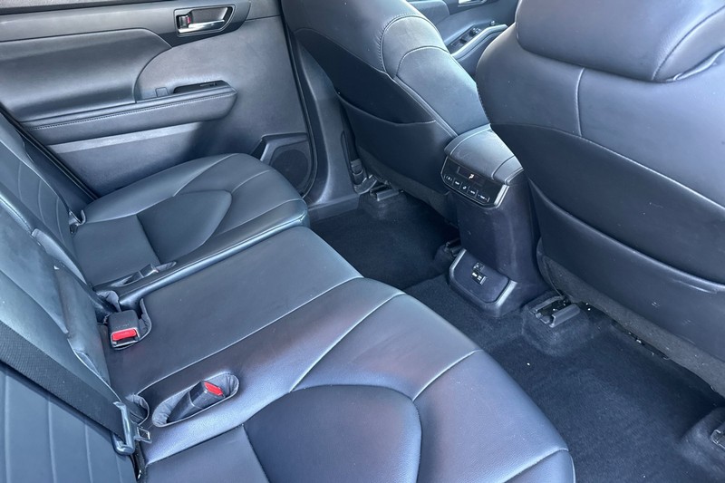Toyota Highlander Hybrid Vehicle Full-screen Gallery Image 19