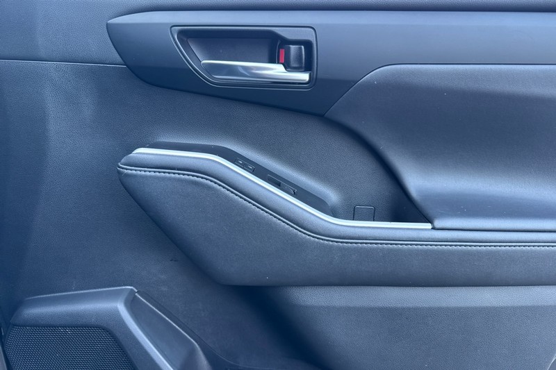 Toyota Highlander Hybrid Vehicle Full-screen Gallery Image 22