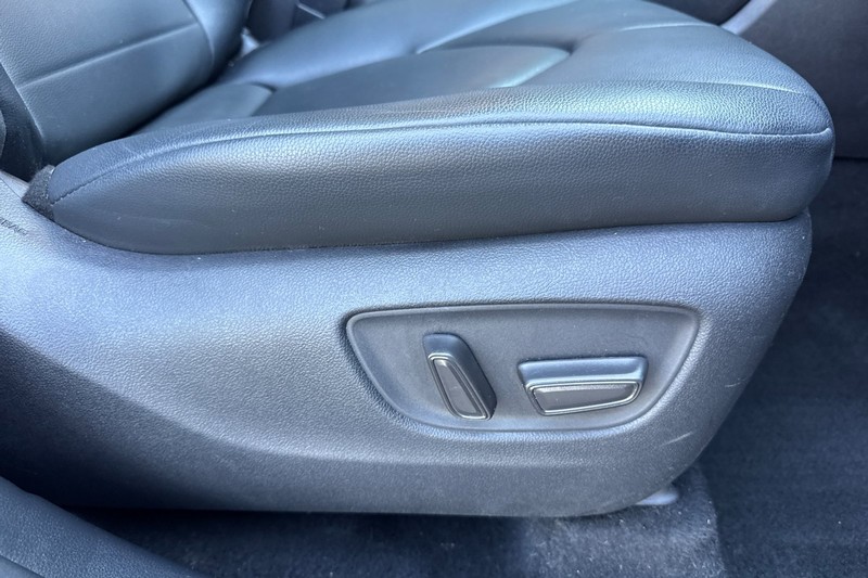 Toyota Highlander Hybrid Vehicle Full-screen Gallery Image 24