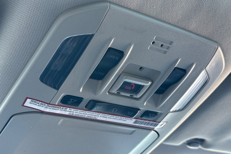 Toyota Highlander Hybrid Vehicle Full-screen Gallery Image 25