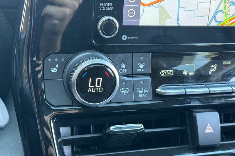 Toyota Highlander Hybrid Vehicle Full-screen Gallery Image 30