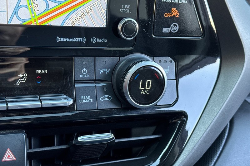 Toyota Highlander Hybrid Vehicle Full-screen Gallery Image 31