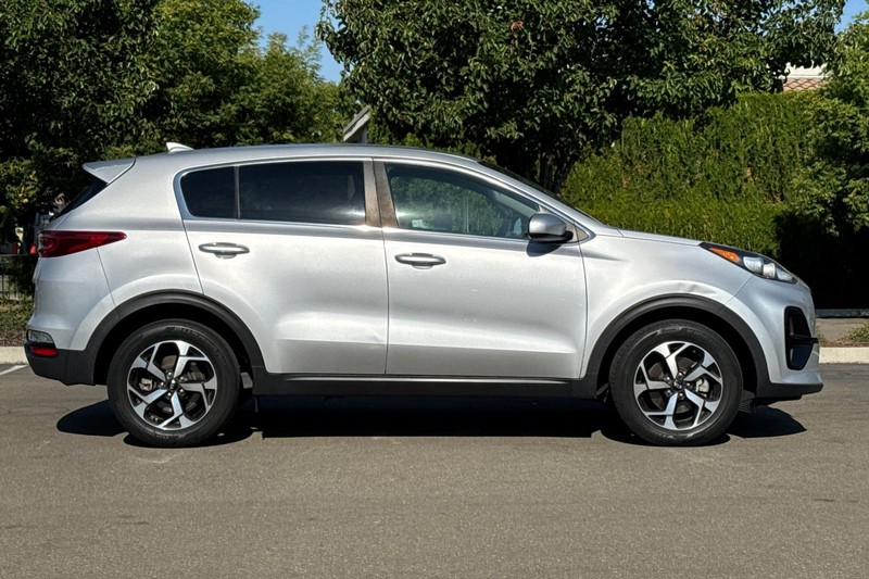 Kia Sportage Vehicle Full-screen Gallery Image 03