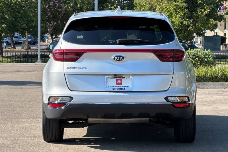 Kia Sportage Vehicle Full-screen Gallery Image 05