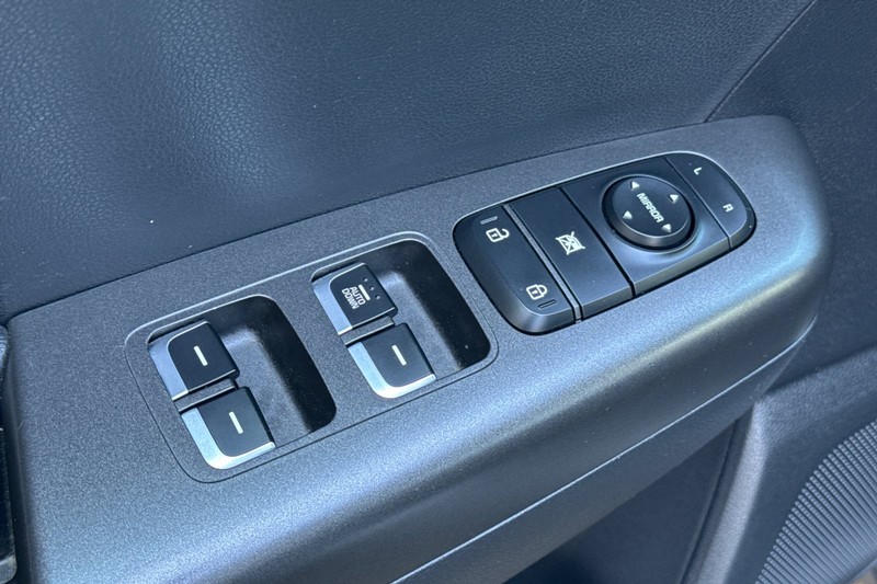 Kia Sportage Vehicle Full-screen Gallery Image 12