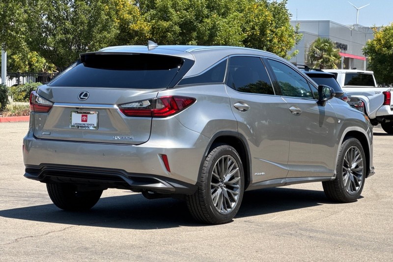 Lexus RX Vehicle Full-screen Gallery Image 04