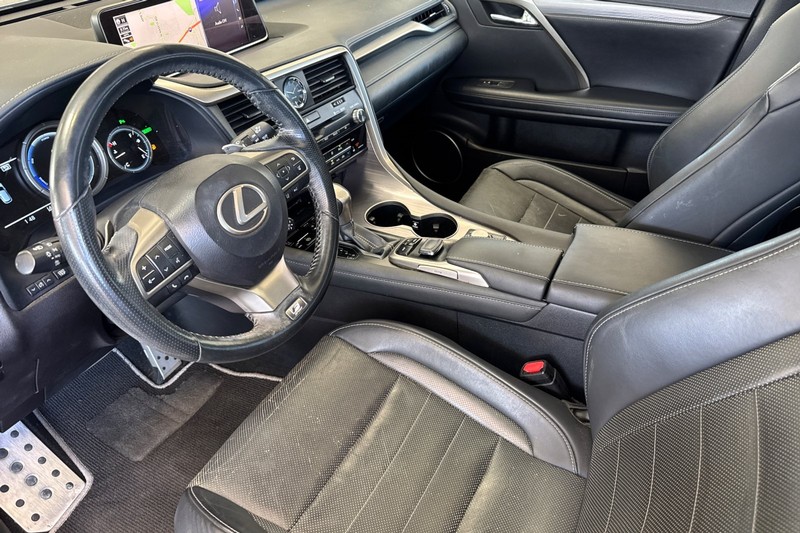 Lexus RX Vehicle Full-screen Gallery Image 10