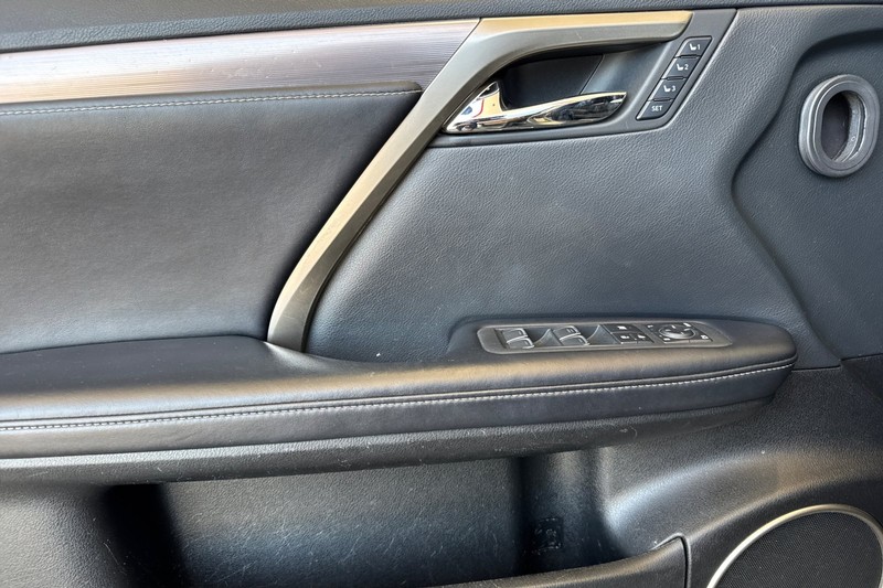 Lexus RX Vehicle Full-screen Gallery Image 11