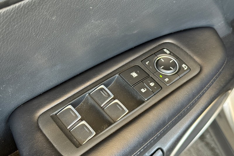 Lexus RX Vehicle Full-screen Gallery Image 12