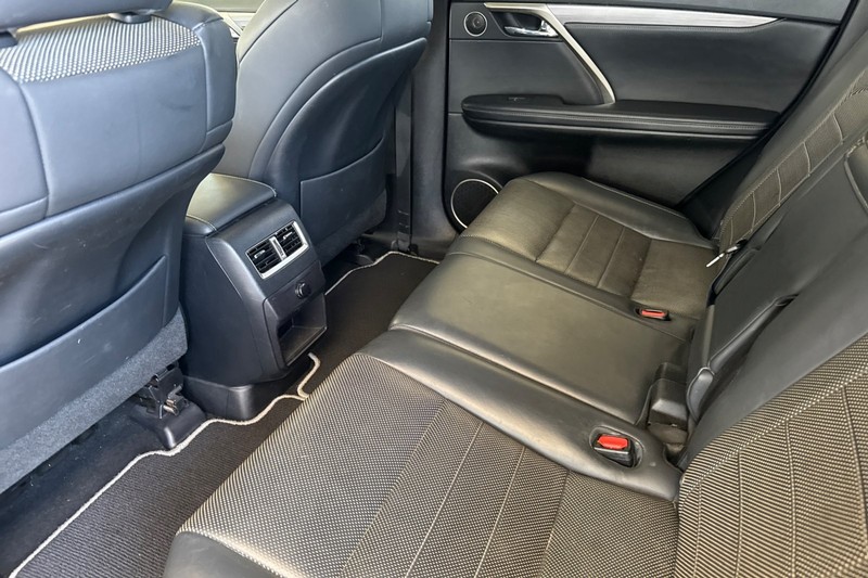 Lexus RX Vehicle Full-screen Gallery Image 14