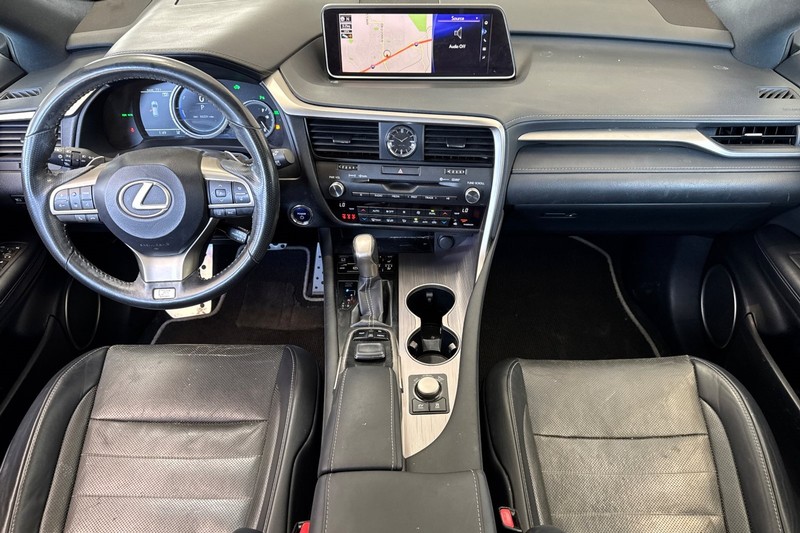 Lexus RX Vehicle Full-screen Gallery Image 15