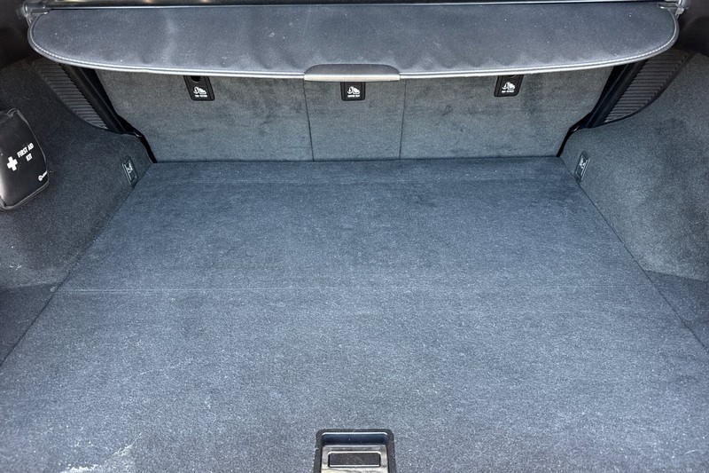 Lexus RX Vehicle Full-screen Gallery Image 17