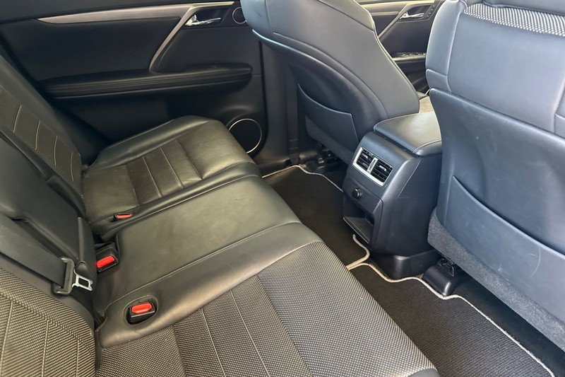 Lexus RX Vehicle Full-screen Gallery Image 18
