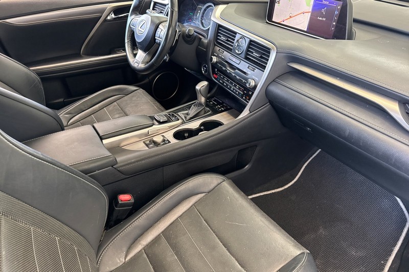 Lexus RX Vehicle Full-screen Gallery Image 19