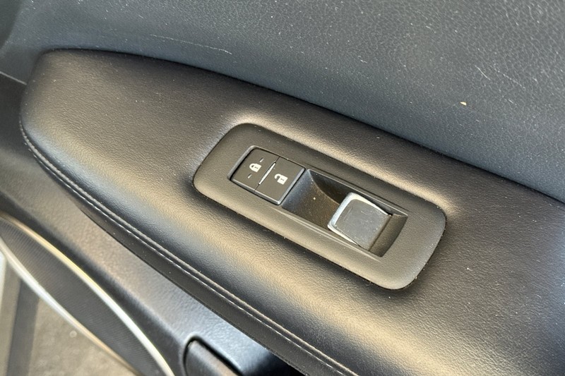 Lexus RX Vehicle Full-screen Gallery Image 22