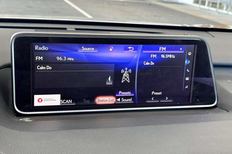 Lexus RX Vehicle Full-screen Gallery Image 26