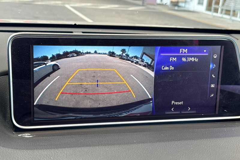 Lexus RX Vehicle Full-screen Gallery Image 27