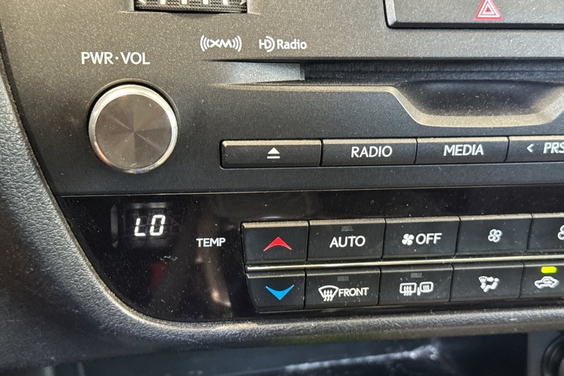 Lexus RX Vehicle Full-screen Gallery Image 29