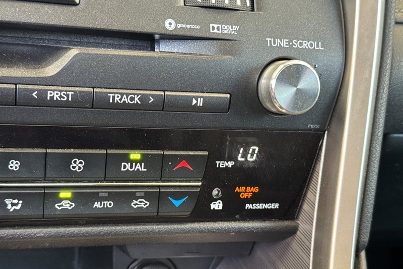 Lexus RX Vehicle Full-screen Gallery Image 30
