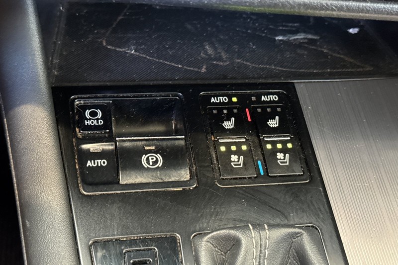 Lexus RX Vehicle Full-screen Gallery Image 31