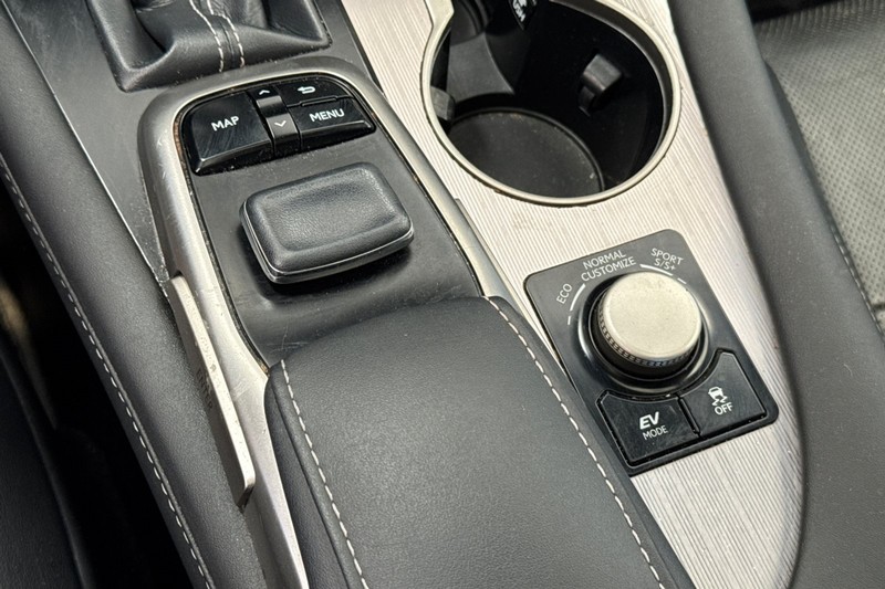 Lexus RX Vehicle Full-screen Gallery Image 32