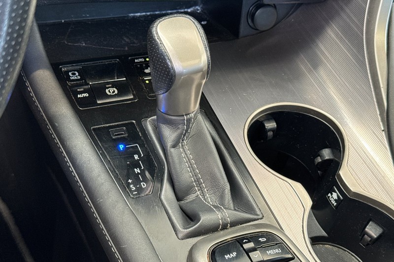 Lexus RX Vehicle Full-screen Gallery Image 33