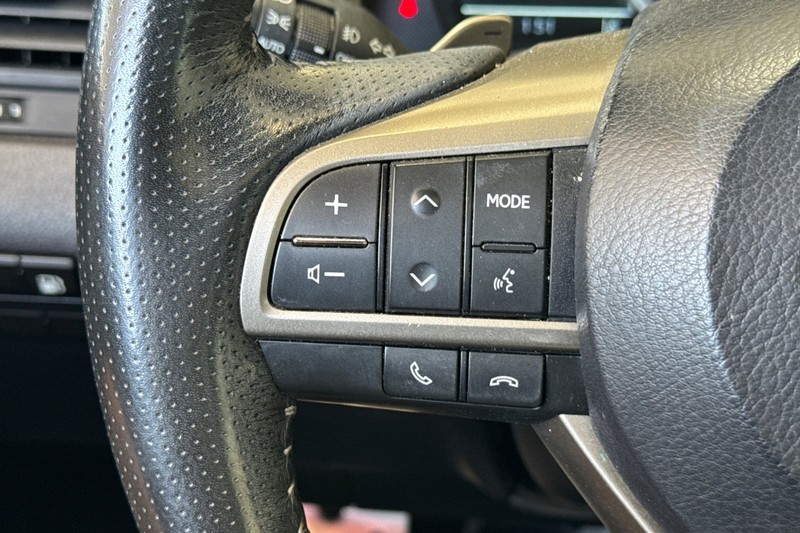 Lexus RX Vehicle Full-screen Gallery Image 36