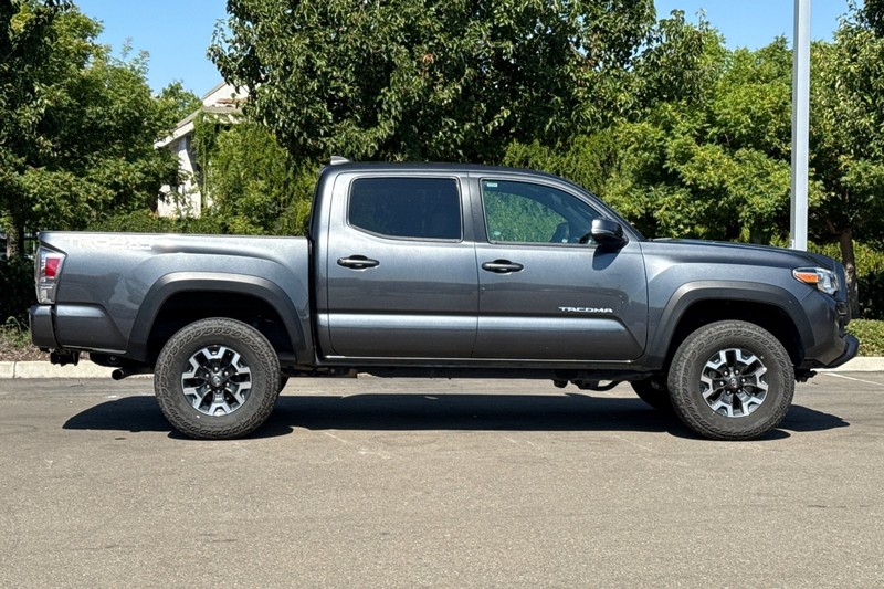 Toyota Tacoma 4WD Vehicle Full-screen Gallery Image 03