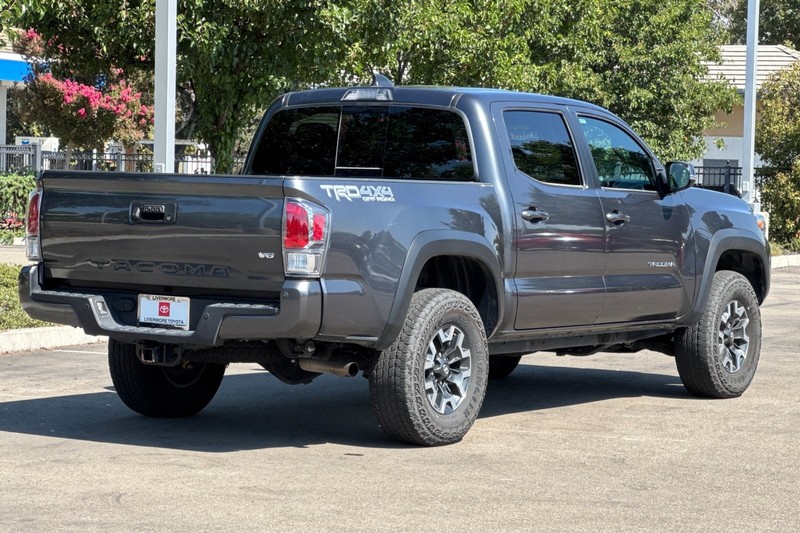 Toyota Tacoma 4WD Vehicle Full-screen Gallery Image 04