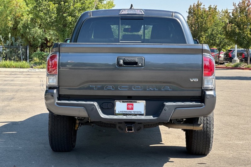 Toyota Tacoma 4WD Vehicle Full-screen Gallery Image 05