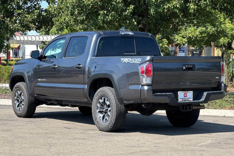 Toyota Tacoma 4WD Vehicle Full-screen Gallery Image 06