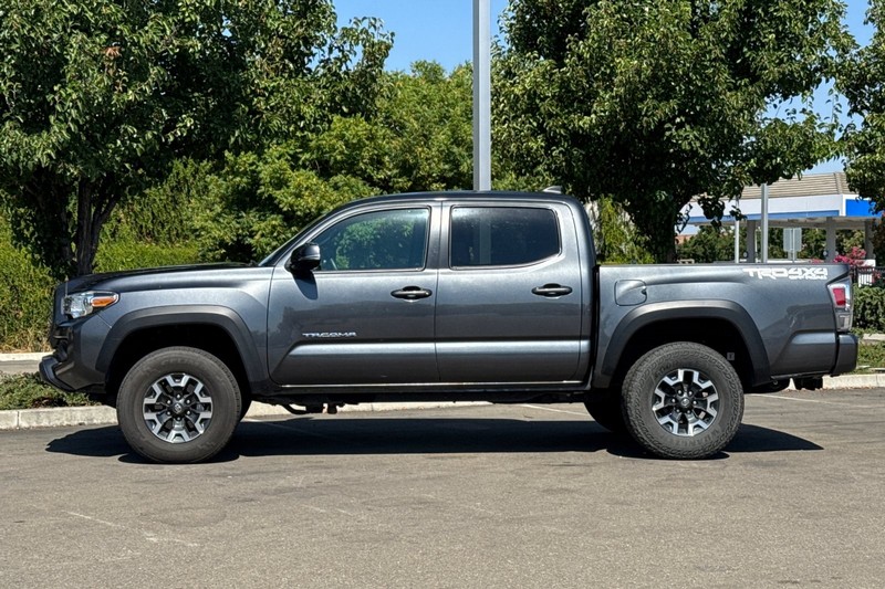 Toyota Tacoma 4WD Vehicle Full-screen Gallery Image 07
