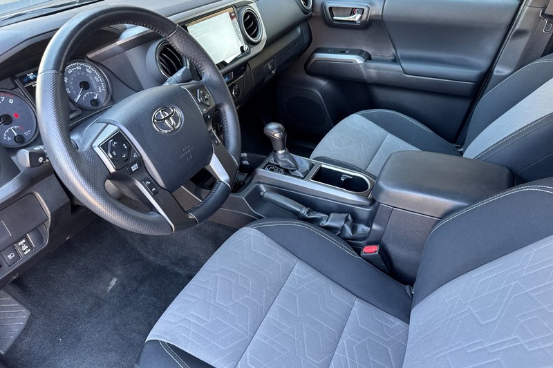 Toyota Tacoma 4WD Vehicle Full-screen Gallery Image 10