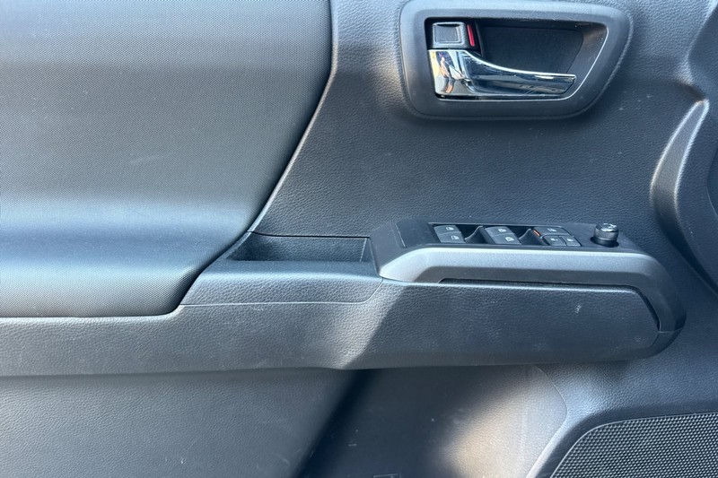 Toyota Tacoma 4WD Vehicle Full-screen Gallery Image 11