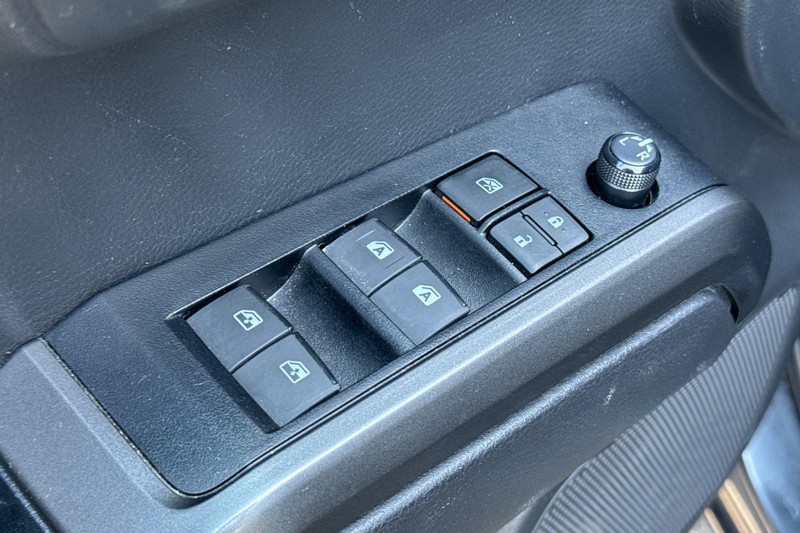 Toyota Tacoma 4WD Vehicle Full-screen Gallery Image 12