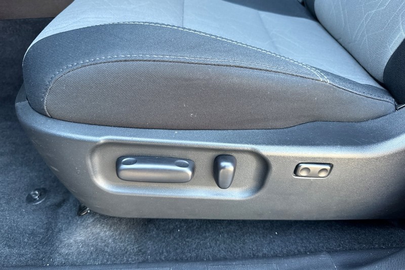 Toyota Tacoma 4WD Vehicle Full-screen Gallery Image 13