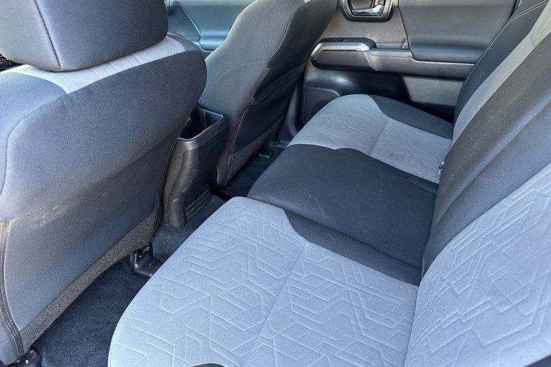 Toyota Tacoma 4WD Vehicle Full-screen Gallery Image 14