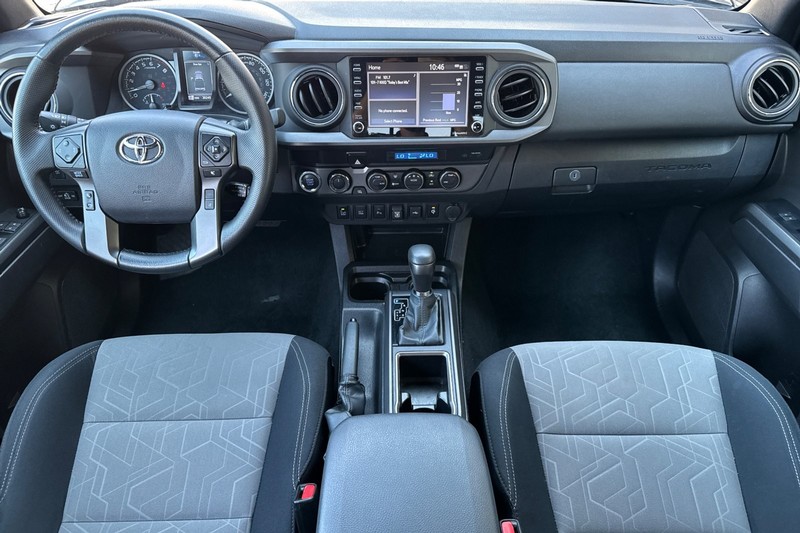 Toyota Tacoma 4WD Vehicle Full-screen Gallery Image 15
