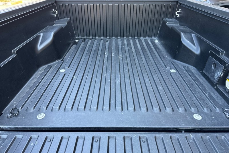 Toyota Tacoma 4WD Vehicle Full-screen Gallery Image 17