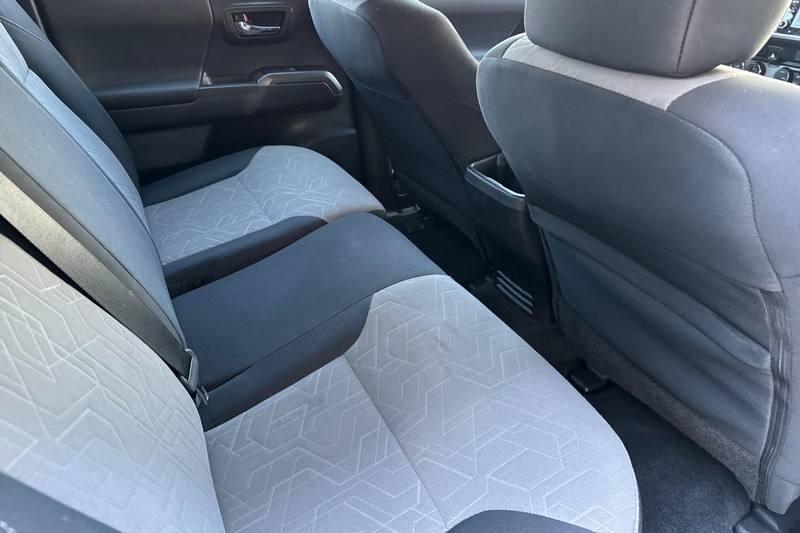 Toyota Tacoma 4WD Vehicle Full-screen Gallery Image 18