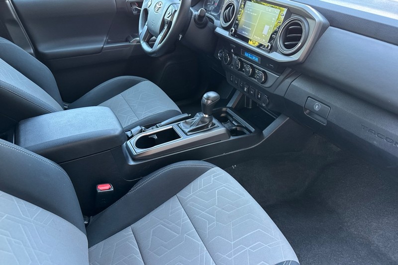 Toyota Tacoma 4WD Vehicle Full-screen Gallery Image 19