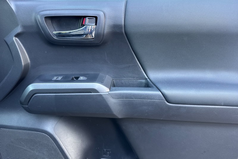 Toyota Tacoma 4WD Vehicle Full-screen Gallery Image 21
