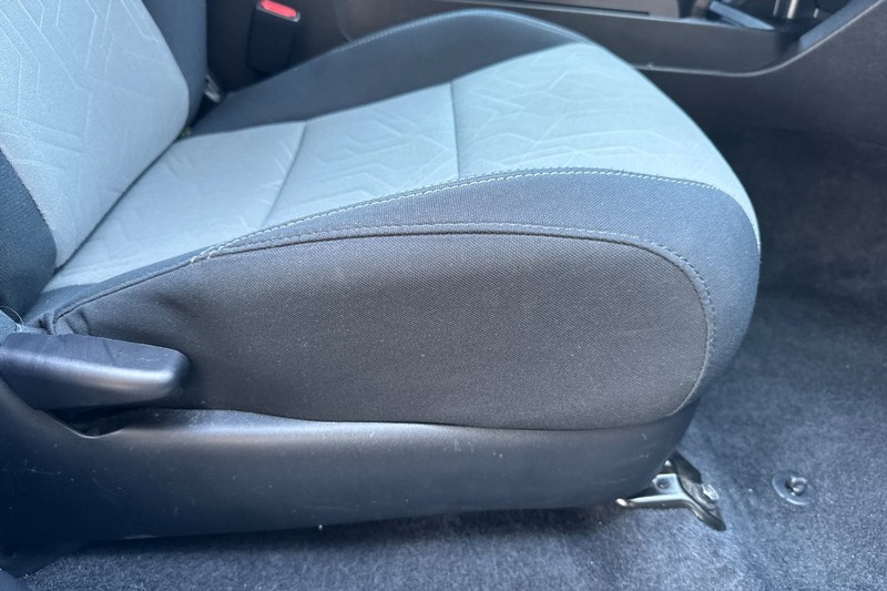 Toyota Tacoma 4WD Vehicle Full-screen Gallery Image 23