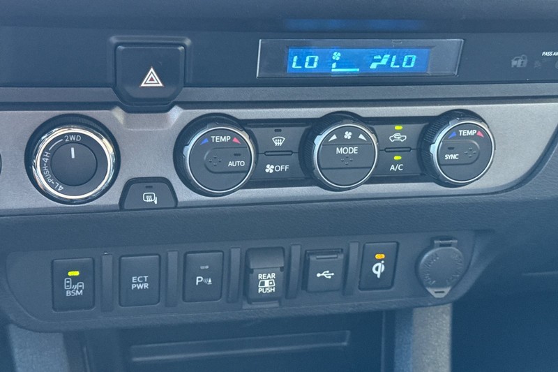 Toyota Tacoma 4WD Vehicle Full-screen Gallery Image 28