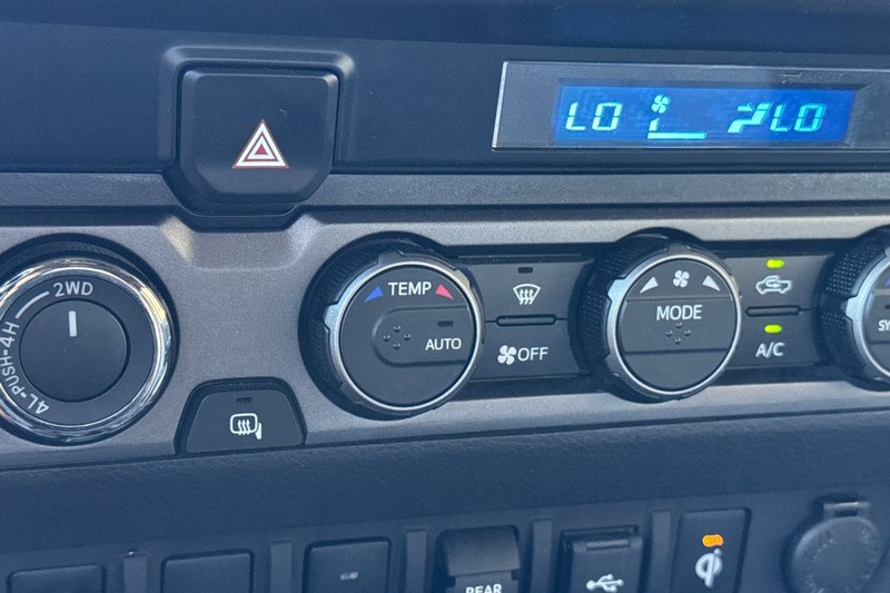 Toyota Tacoma 4WD Vehicle Full-screen Gallery Image 29