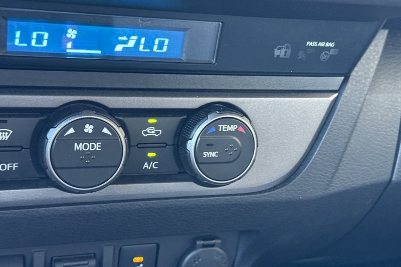 Toyota Tacoma 4WD Vehicle Full-screen Gallery Image 30