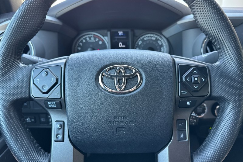 Toyota Tacoma 4WD Vehicle Full-screen Gallery Image 35