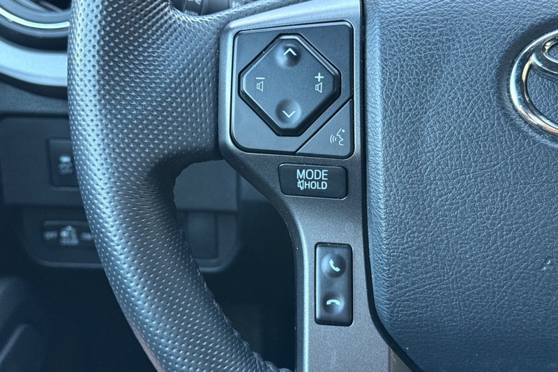 Toyota Tacoma 4WD Vehicle Full-screen Gallery Image 36